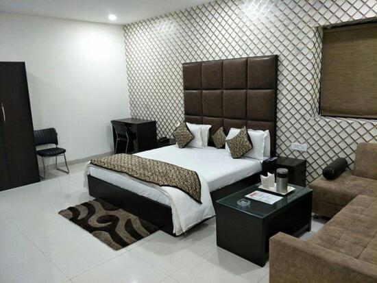 קאנפור Hotel Mandakini Lush מראה חיצוני תמונה