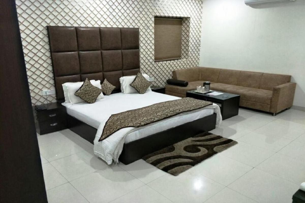 קאנפור Hotel Mandakini Lush מראה חיצוני תמונה