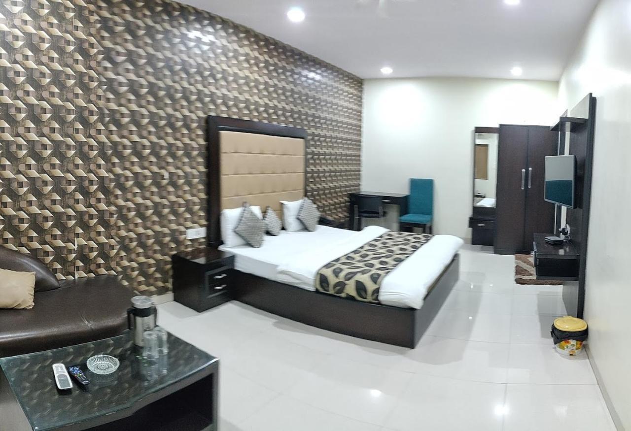 קאנפור Hotel Mandakini Lush מראה חיצוני תמונה