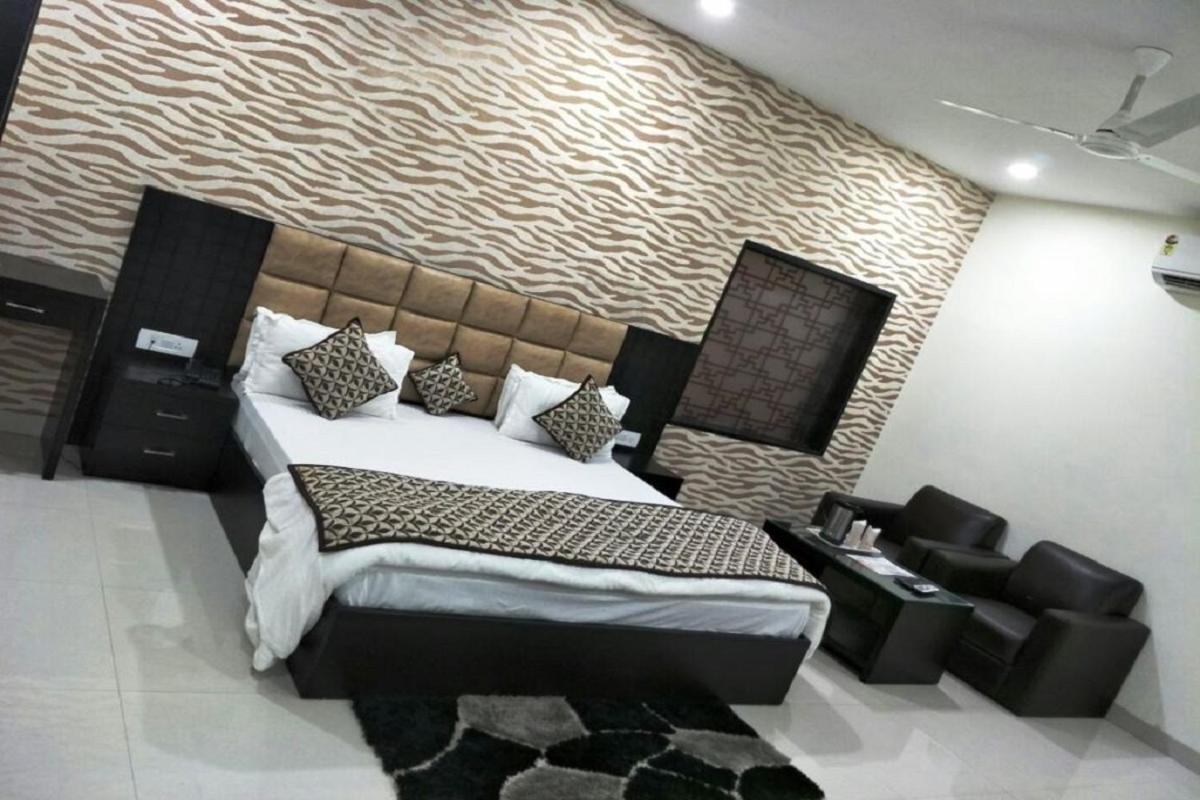 קאנפור Hotel Mandakini Lush מראה חיצוני תמונה