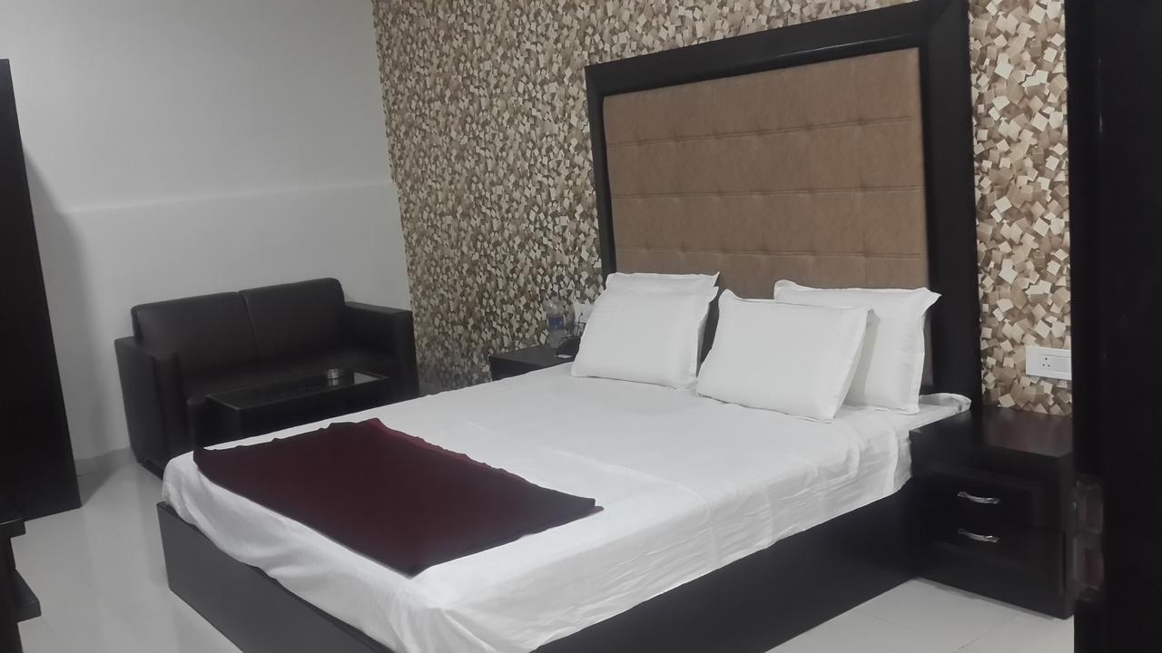 קאנפור Hotel Mandakini Lush מראה חיצוני תמונה