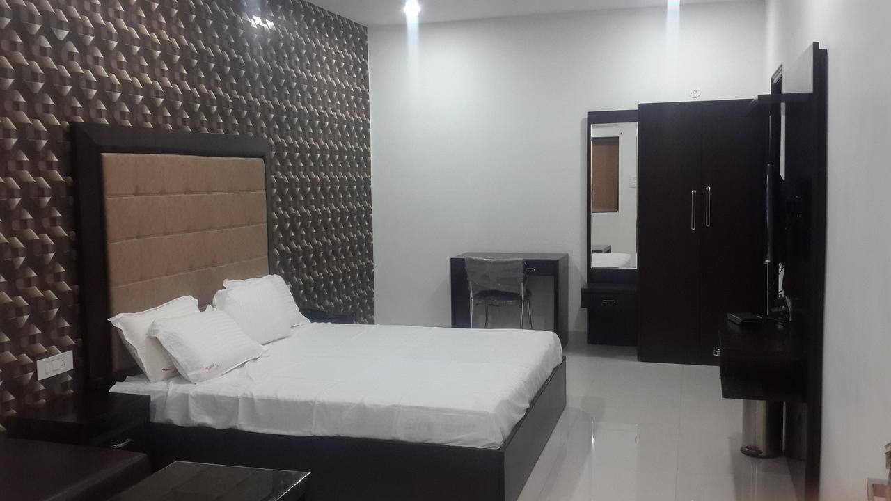 קאנפור Hotel Mandakini Lush מראה חיצוני תמונה