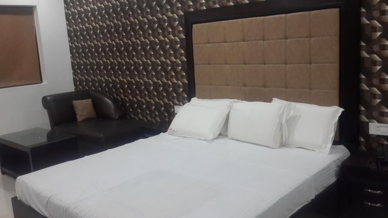 קאנפור Hotel Mandakini Lush מראה חיצוני תמונה