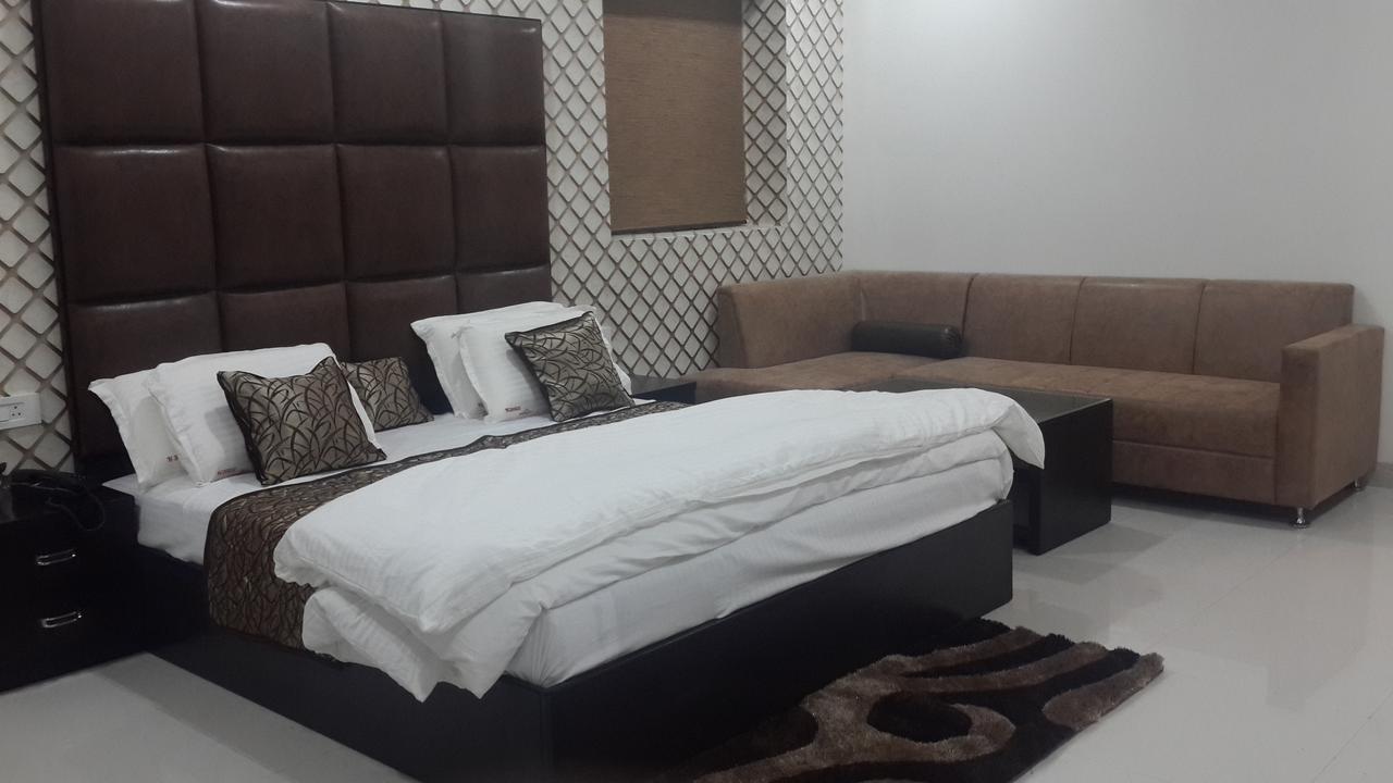 קאנפור Hotel Mandakini Lush מראה חיצוני תמונה